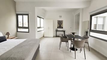 Luxe studio, uitzicht op de stad | Uitzicht vanuit de kamer