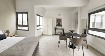 Phaedrus Living: Ledras Residences 201