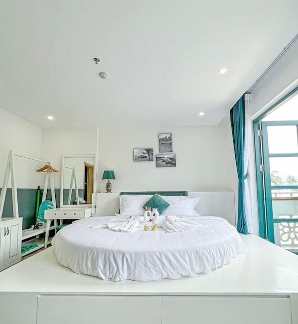 Habitación ejecutiva, balcón, vista a la playa | Decoración personalizada, escritorio, wifi gratis y ropa de cama 