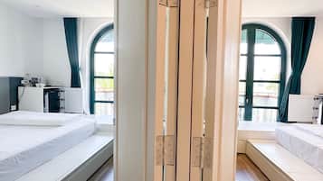 Decoración personalizada, escritorio, wifi gratis y ropa de cama