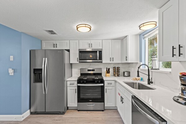 Microonde, forno, piano cottura, lavastoviglie