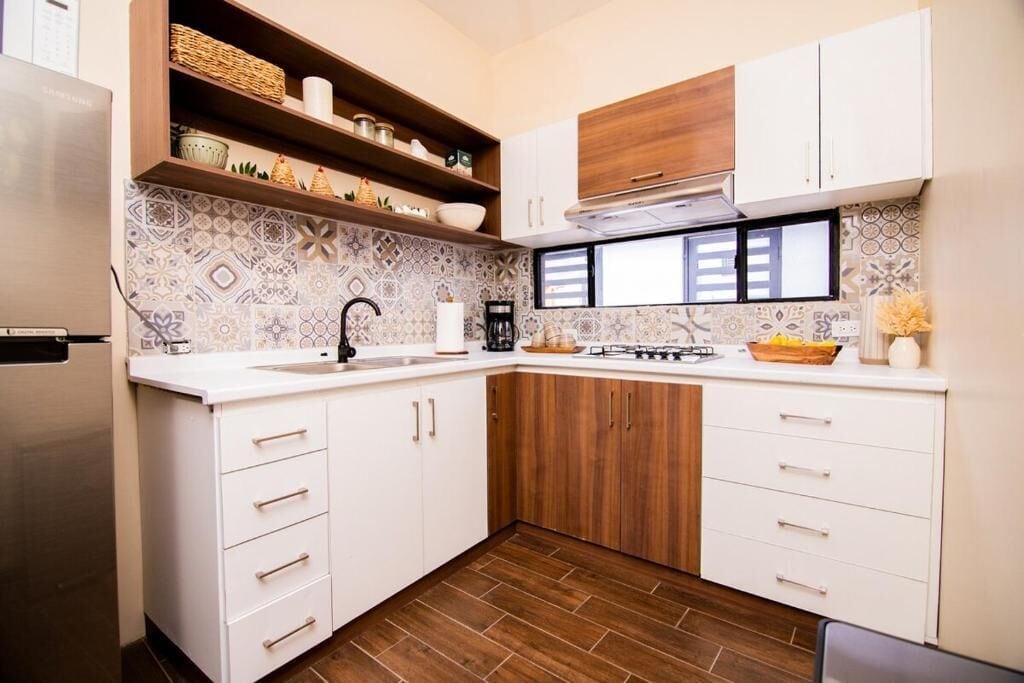 Casa Deluxe | Cocina privada | Refrigerador, microondas, horno y lavavajillas 