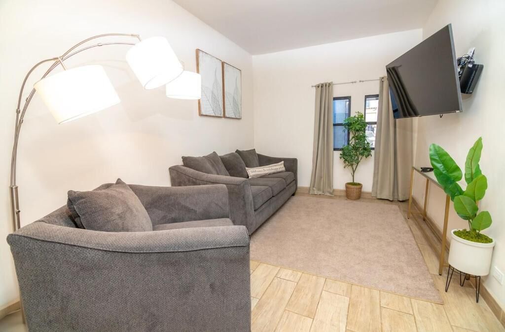 Casa familiar | Área de sala de estar | Smart TV de 45 pulgadas con canales digitales 