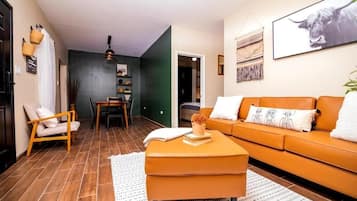 Casa Deluxe | Área de sala de estar | Smart TV de 45 pulgadas con canales digitales