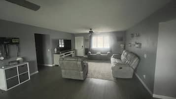 Smart TV, caminetto, videogiochi, lettore DVD