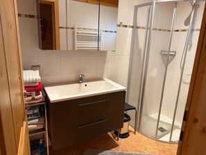 Dusche, Handtücher, Seife, Toilettenpapier