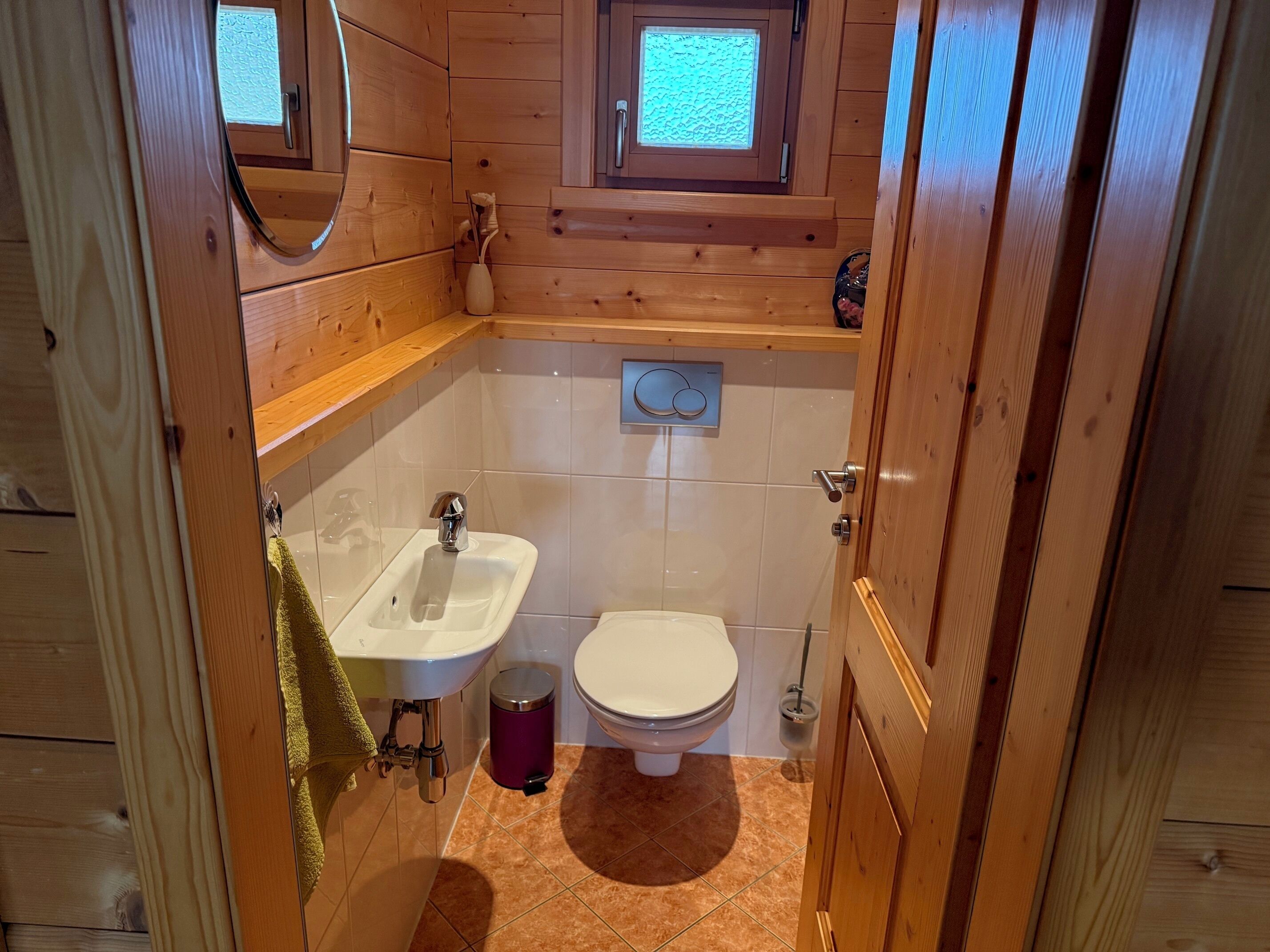 Chuveiro, toalhas de banho, sabonete, papel higiênico