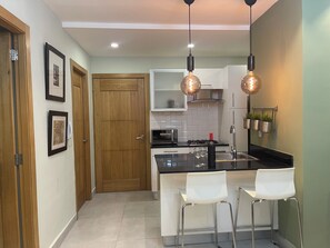 Mikrowelle, Wasserkocher mit Kaffee-/Teezubehör, Toaster, Mixer