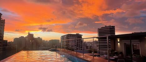 Una piscina al aire libre