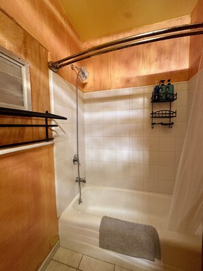 Sèche-cheveux, serviettes fournies, savon, papier toilette