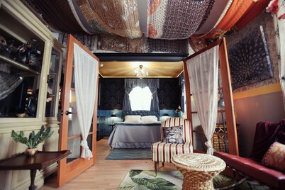 Peacock Room Jungle Lounge, 
Easy access and WiFi,  Berkeley