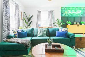 Smart TV, books - Brand New - Heart of Delray-Beach and Atlantic Ave (Delray Beach)