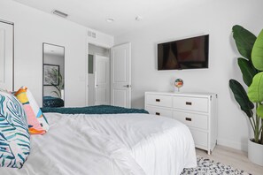 2 bedrooms, iron/ironing board, travel cot, free WiFi - Brand New - Heart of Delray-Beach and Atlantic Ave (Delray Beach)