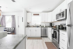 Køleskab, mikrobølgeovn, ovn, kogeplade