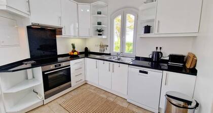 Praia da Luz villa, 3br 2ba, two blocks from the stunning Atlantic coast