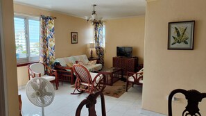 Smart TV, books - Airy Hastings Apartment. Two Relaxing Seaview Balconies. Super secure. (Bridgetown)