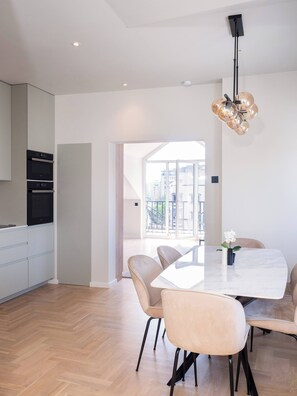 Appartamento, 3 camere da letto, balcone, vista città | Sala da pranzo