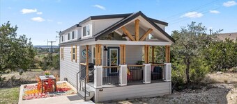 Lazy Cow 2-bedroom Tiny home in Spicewood with WiFi, AC