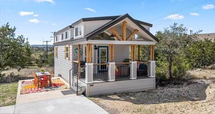 Lazy Cow 2-bedroom Tiny home in Spicewood with WiFi, AC