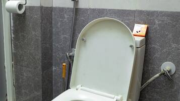 Phòng đôi hoặc 2 giường đơn Deluxe | Phòng tắm | Buồng tắm vòi sen, đồ dùng nhà tắm miễn phí, khăn tắm, xà phòng