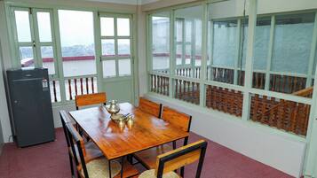 Khu vực ăn uống tại phòng