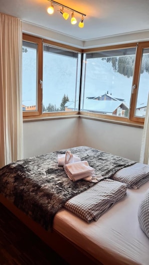 Literie hypoallergénique, rideaux occultants, chambres insonorisées