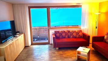 Apartamento clásico, 2 habitaciones, baño privado, vistas a la montaña | Zona de estar | Televisión de pantalla plana de 55 pulgadas con canales digitales
