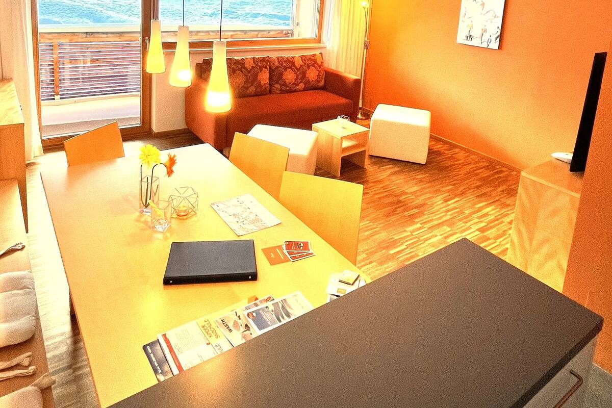 Condo phong cách cổ điển, 2 phòng ngủ, quang cảnh núi | Khu phòng khách | TV màn hình phẳng 55-inch có truyền hình kỹ thuật số, TV 