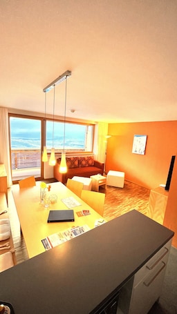 Apartamento clásico, 2 habitaciones, vistas a la montaña | Zona de estar | Televisión de pantalla plana de 55 pulgadas con canales digitales. Adventure Panorama