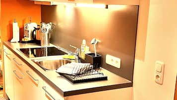 Apartamento clásico, 2 habitaciones, vistas a la montaña | Cocina privada | Frigorífico, microondas, placa de cocina y lavavajillas