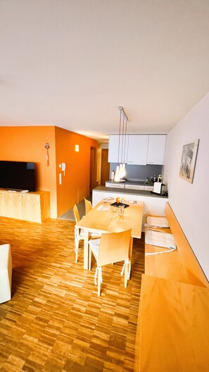 Classic Condo, 2 Bedrooms, Mountain View | In-room dining