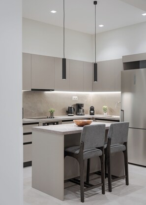 Geladeira, micro-ondas, fogão, cooktop