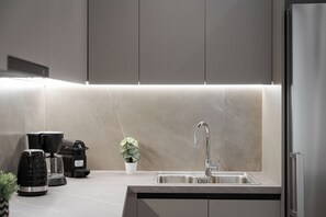 Réfrigérateur, micro-ondes, four, plaque de cuisson