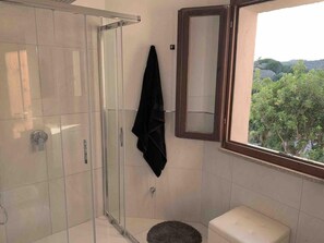 Een douche, een haardroger, een bidet, handdoeken