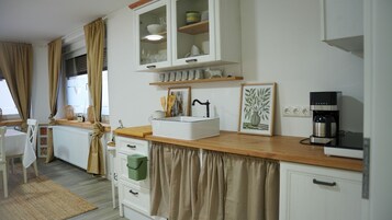 Condo standard | Cozinha privada | Refrigerador em uma área comum, micro-ondas em uma área comum