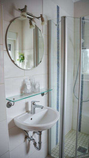 Standard Double Room | Bathroom | Shower, free toiletries, towels, soap - Gemeinschaftshof Mahlwinkel (Angern)
