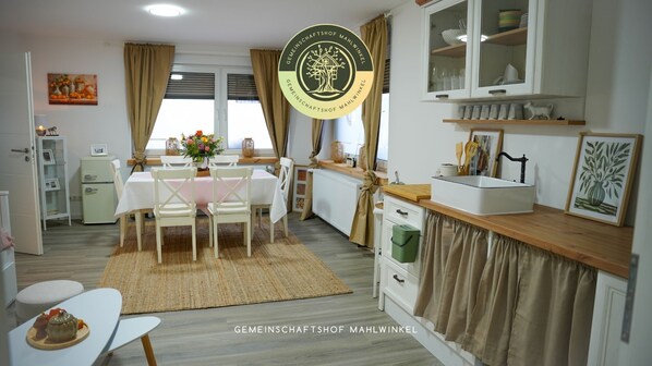 Standard Condo | Living area | Books - Gemeinschaftshof Mahlwinkel (Angern)