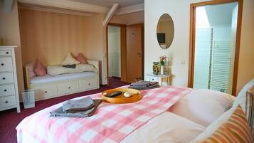 Standardværelse til 4 personer - udsigt til gårdsplads | Premium-sengetøj, dundyner, individuelt design, individuel indretning