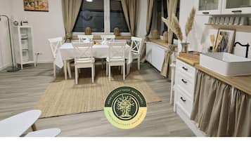 Apartamento estándar | Zona de estar | Libros