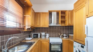 Standard Apartment | Private kitchen | Full-sized fridge, microwave, oven, stovetop