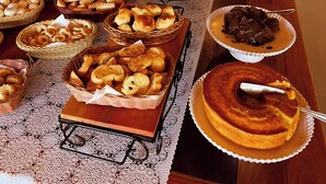 بوفيه فطور مجانًا يوميًا