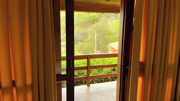 Minibar, wifi gratis y ropa de cama