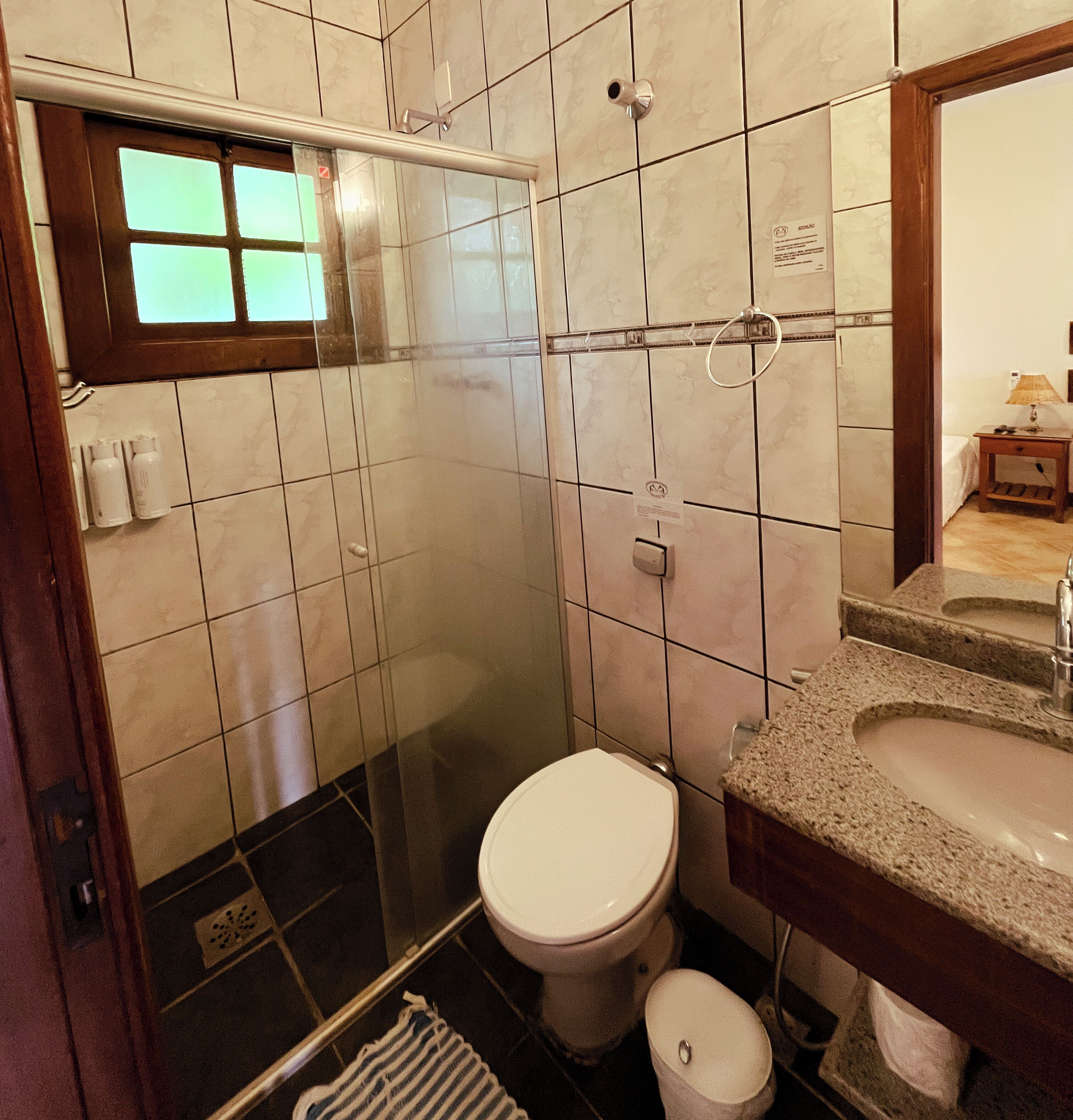 Un bagno con il water, un lavandino e una doccia.