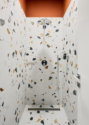 Dusj, hårføner, håndklær og såpe