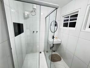Superior Twin Room | Bathroom | Shower, free toiletries, towels, soap - Pousada Caminho da Passagem (Cabo Frio)