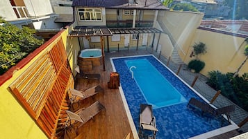 Alberca al aire libre, acceso de 11:00 a 20:00, y camastros