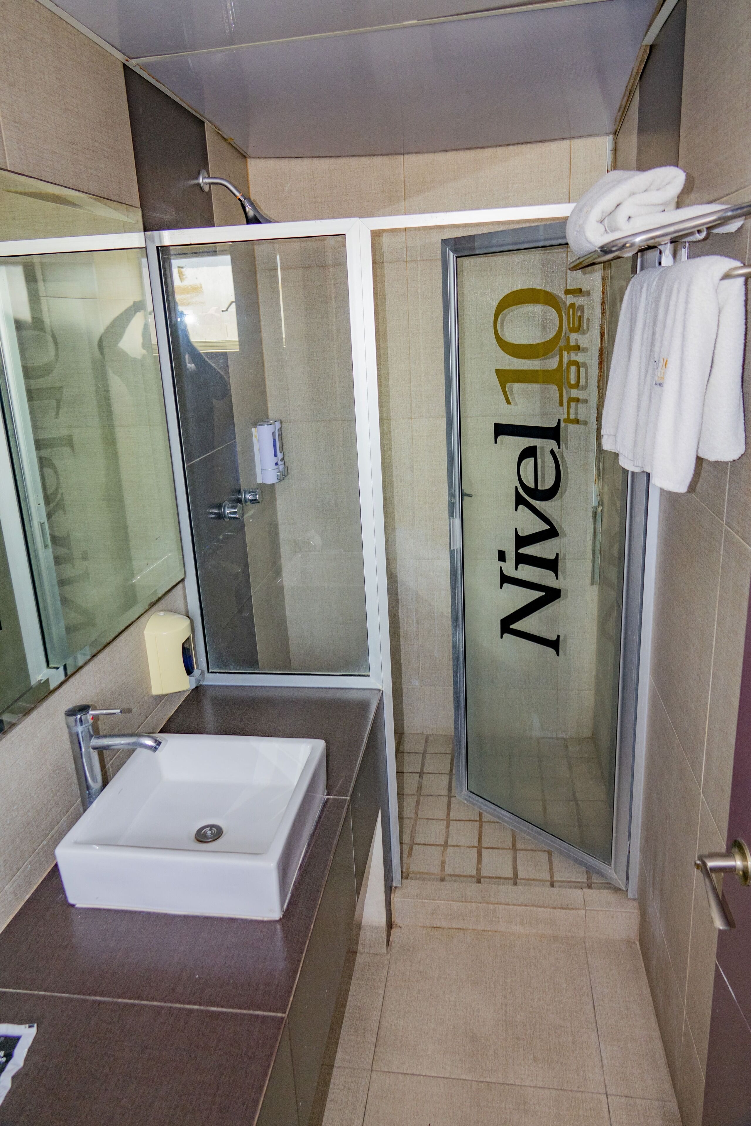 Buồng tắm vòi sen, vòi sen phun mưa, đồ dùng nhà tắm miễn phí 