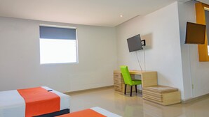 A modern room with two beds, a desk, a chair, and a TV. - Motel & Hotel Nivel 10 (Manzanillo)