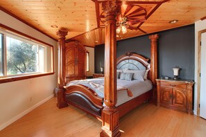 6 bedrooms, desk, iron/ironing board, travel crib