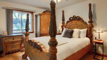 6 bedrooms, desk, iron/ironing board, travel crib